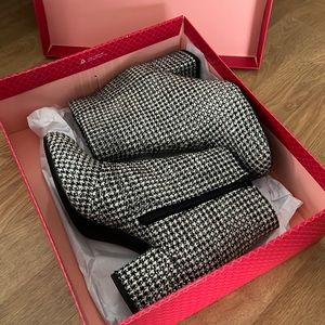 Women’s heeled bootie